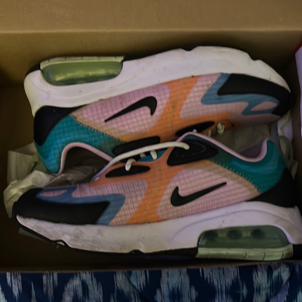 Women Nike tennis shoes